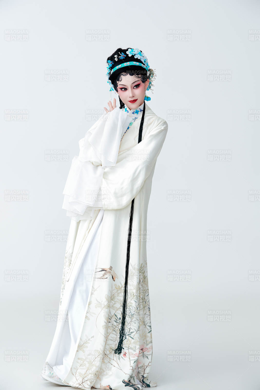 白色背景下传统戏曲越剧装扮的亚洲美女图片