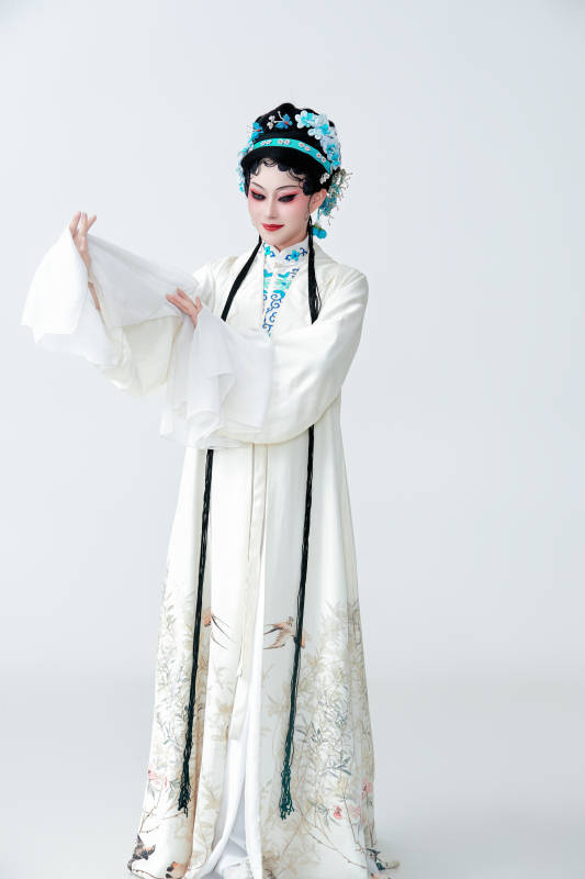 白色背景下传统戏曲越剧装扮的亚洲美女图片