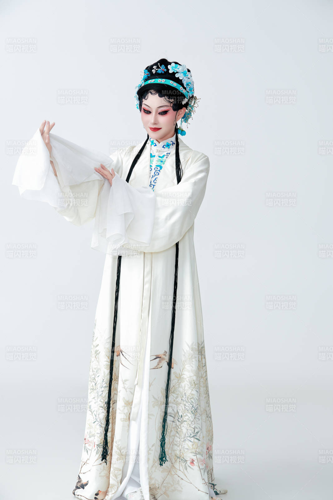 白色背景下传统戏曲越剧装扮的亚洲美女图片