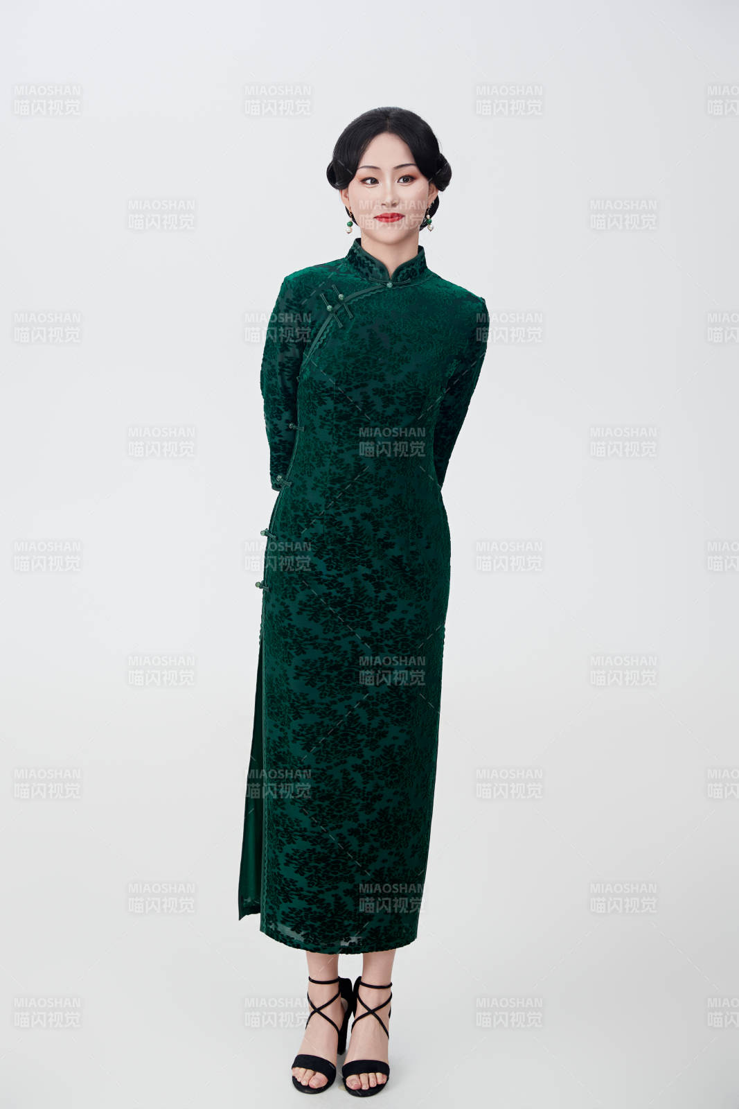 身着传统中式旗袍的亚洲美女图片