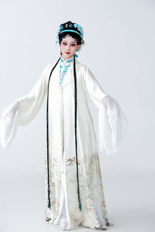 白色背景下传统戏曲越剧装扮的亚洲美女图片