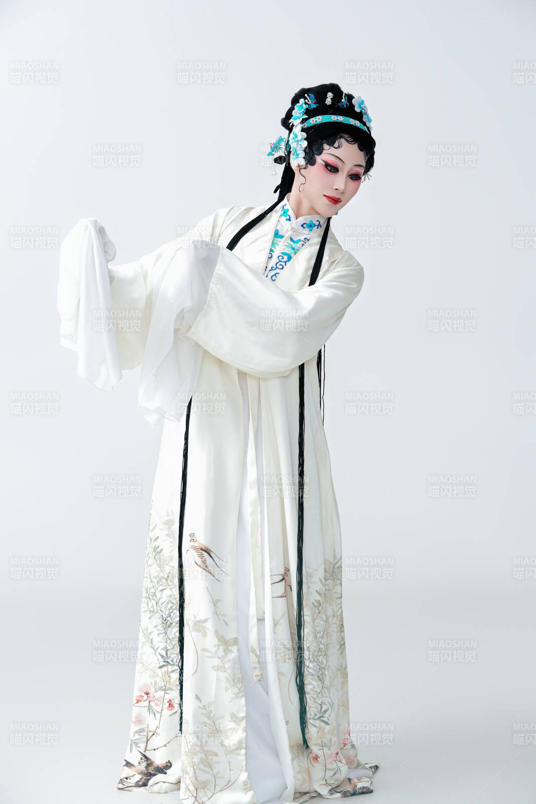 白色背景下传统戏曲越剧装扮的亚洲美女图片