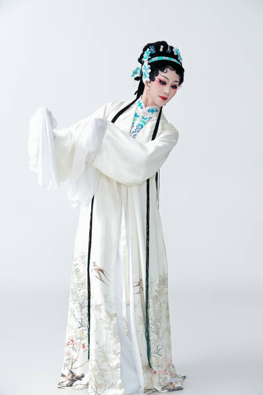 白色背景下传统戏曲越剧装扮的亚洲美女图片