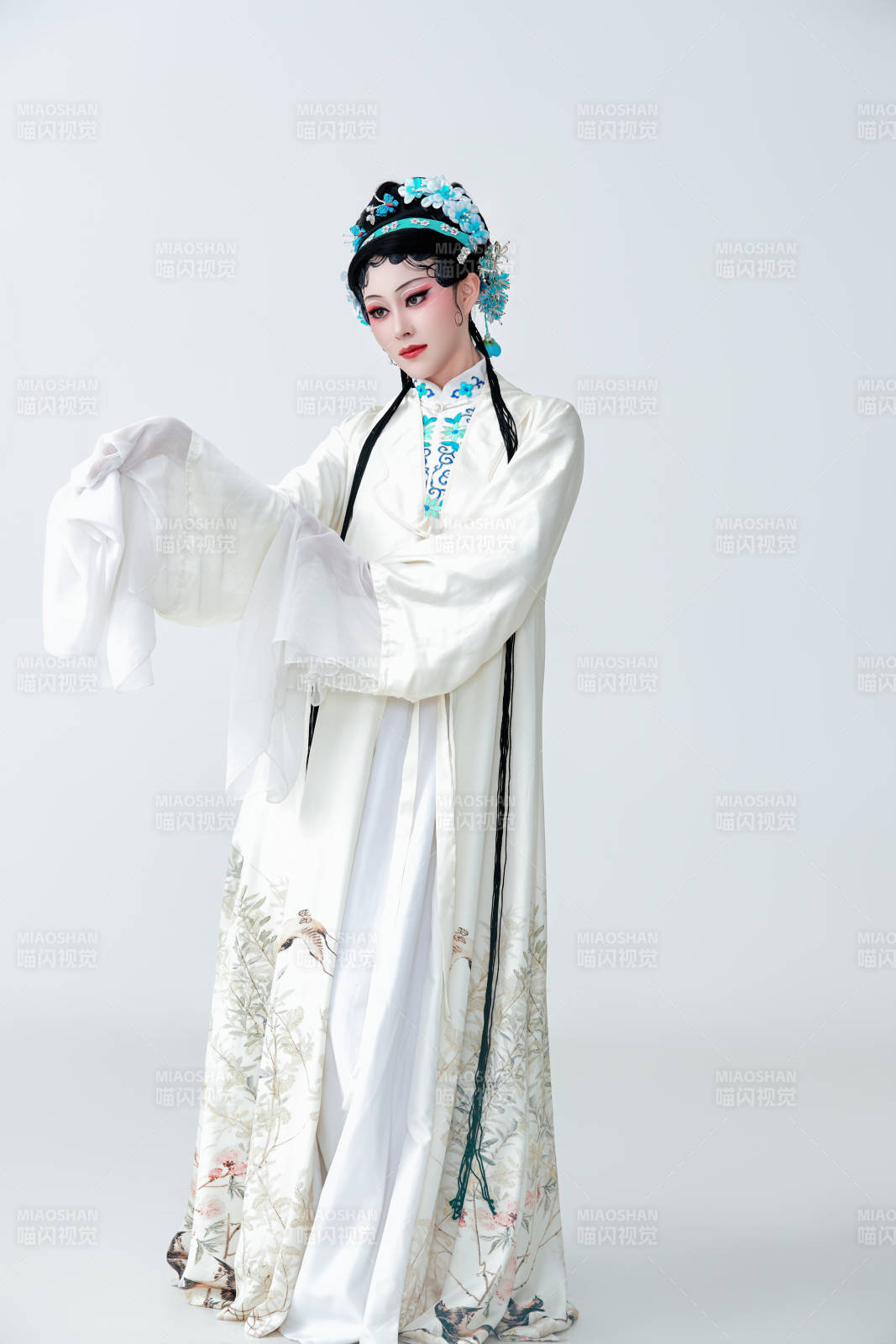 白色背景下传统戏曲越剧装扮的亚洲美女图片