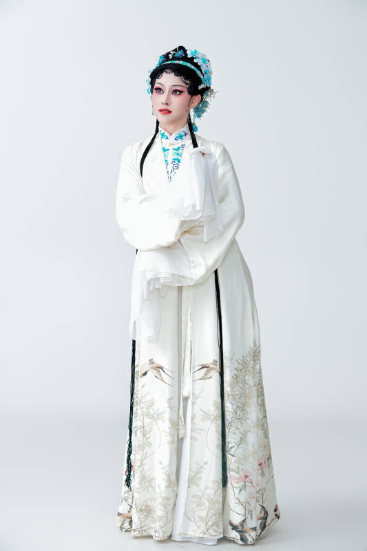 白色背景下传统戏曲越剧装扮的亚洲美女图片