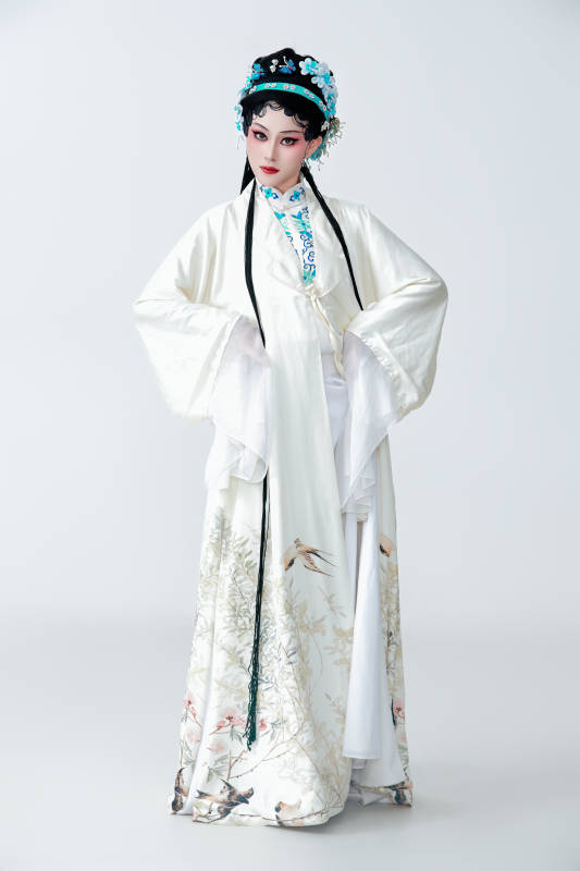 白色背景下传统戏曲越剧装扮的亚洲美女图片