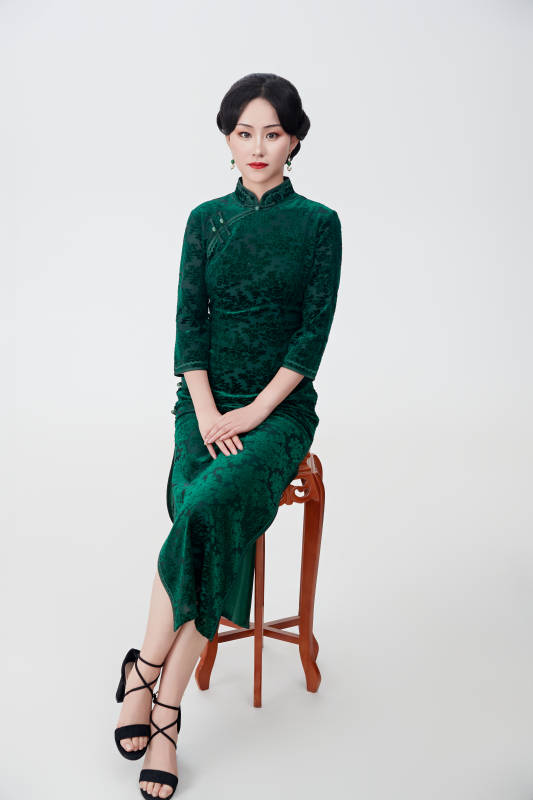 身着传统中式旗袍的亚洲美女图片