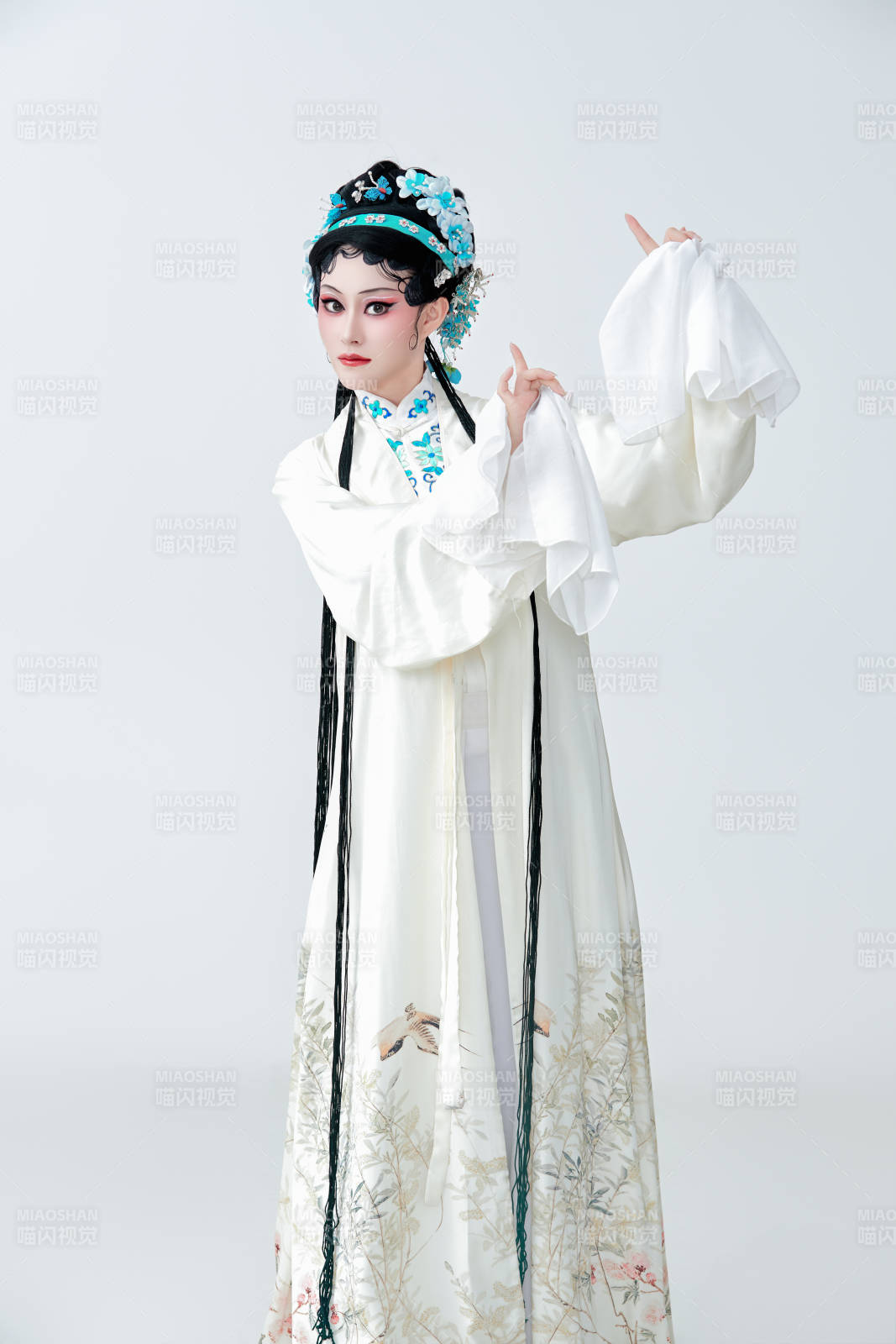 白色背景下传统戏曲越剧装扮的亚洲美女图片