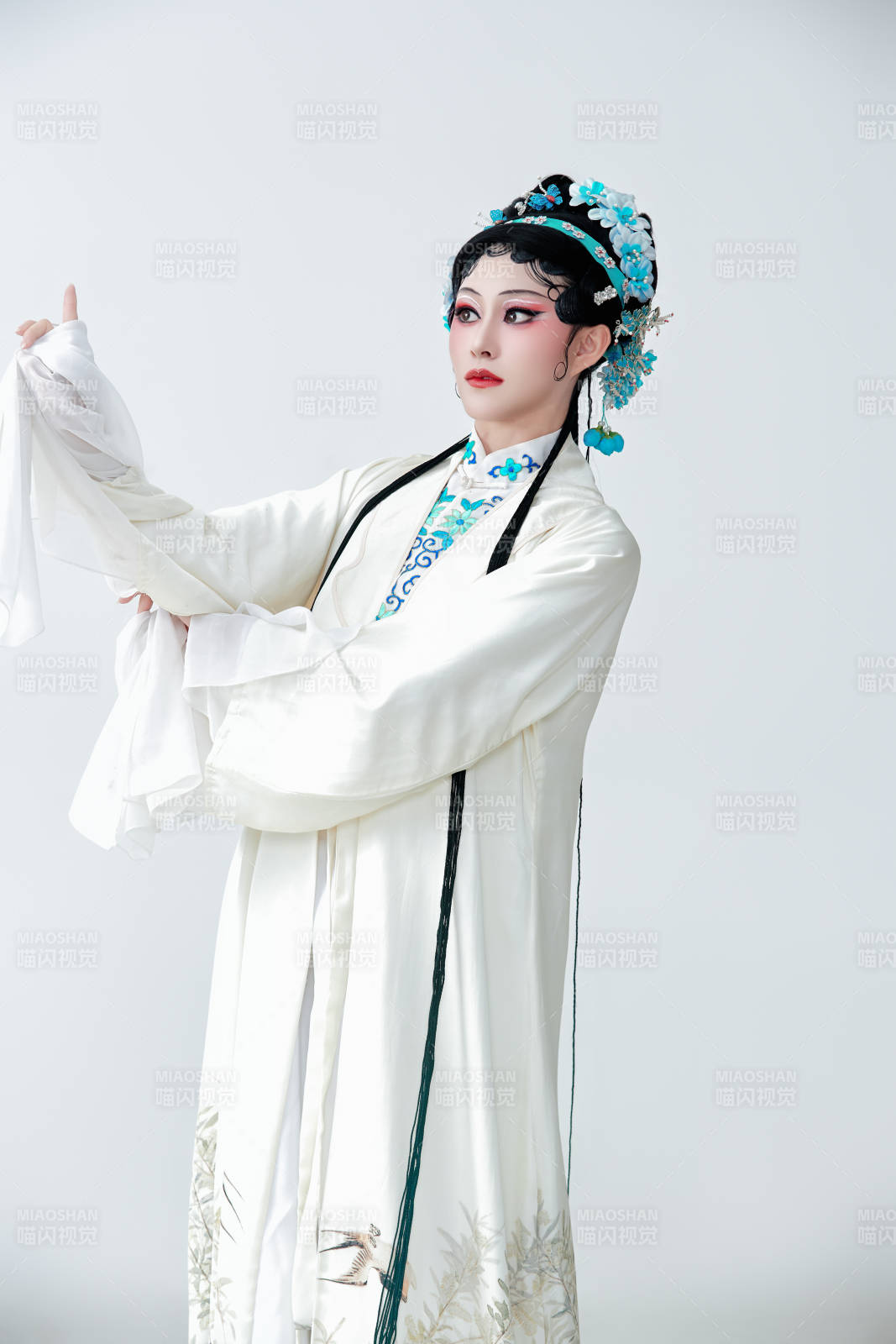 白色背景下传统戏曲越剧装扮的亚洲美女图片