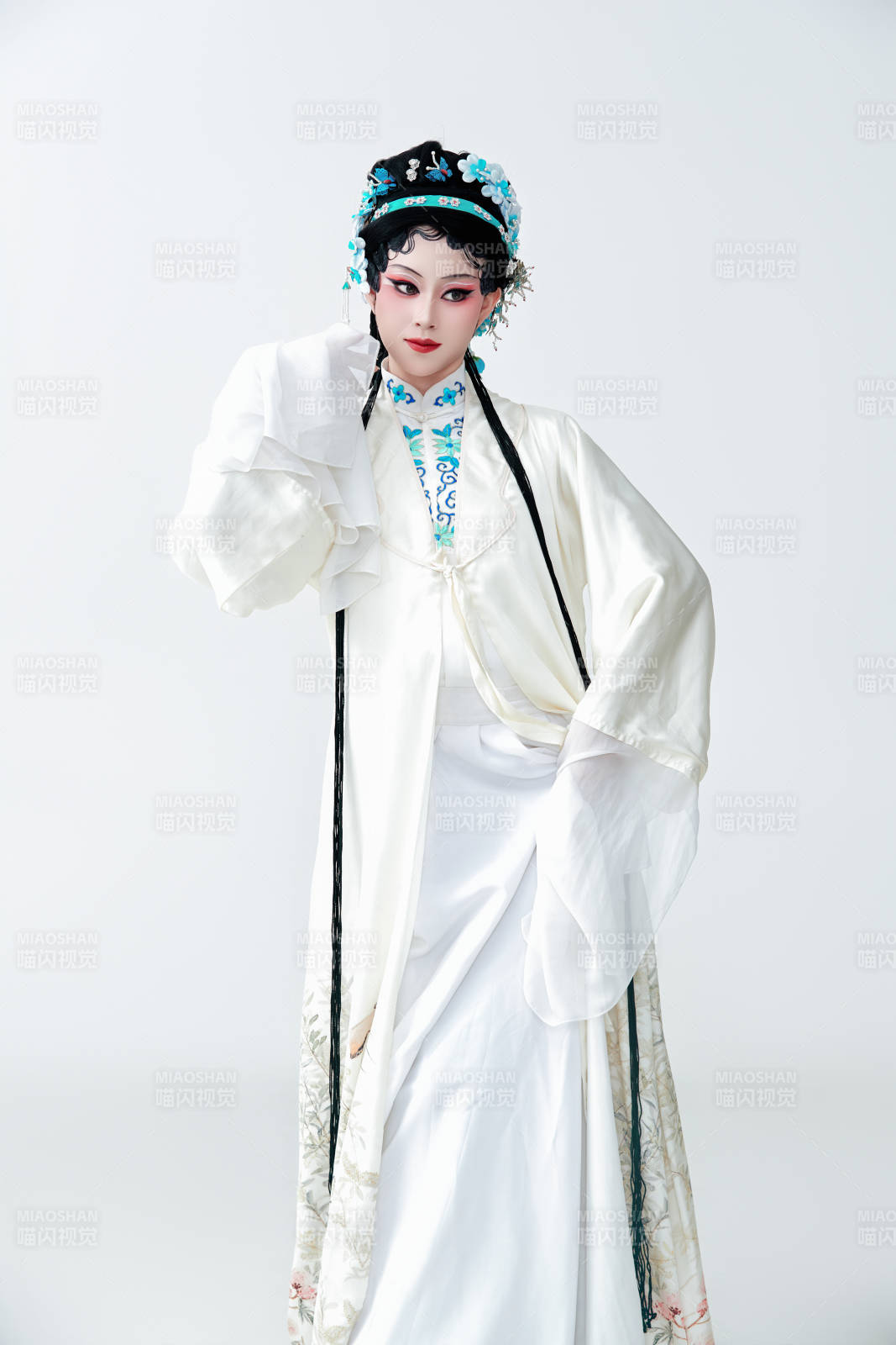 白色背景下传统戏曲越剧装扮的亚洲美女图片