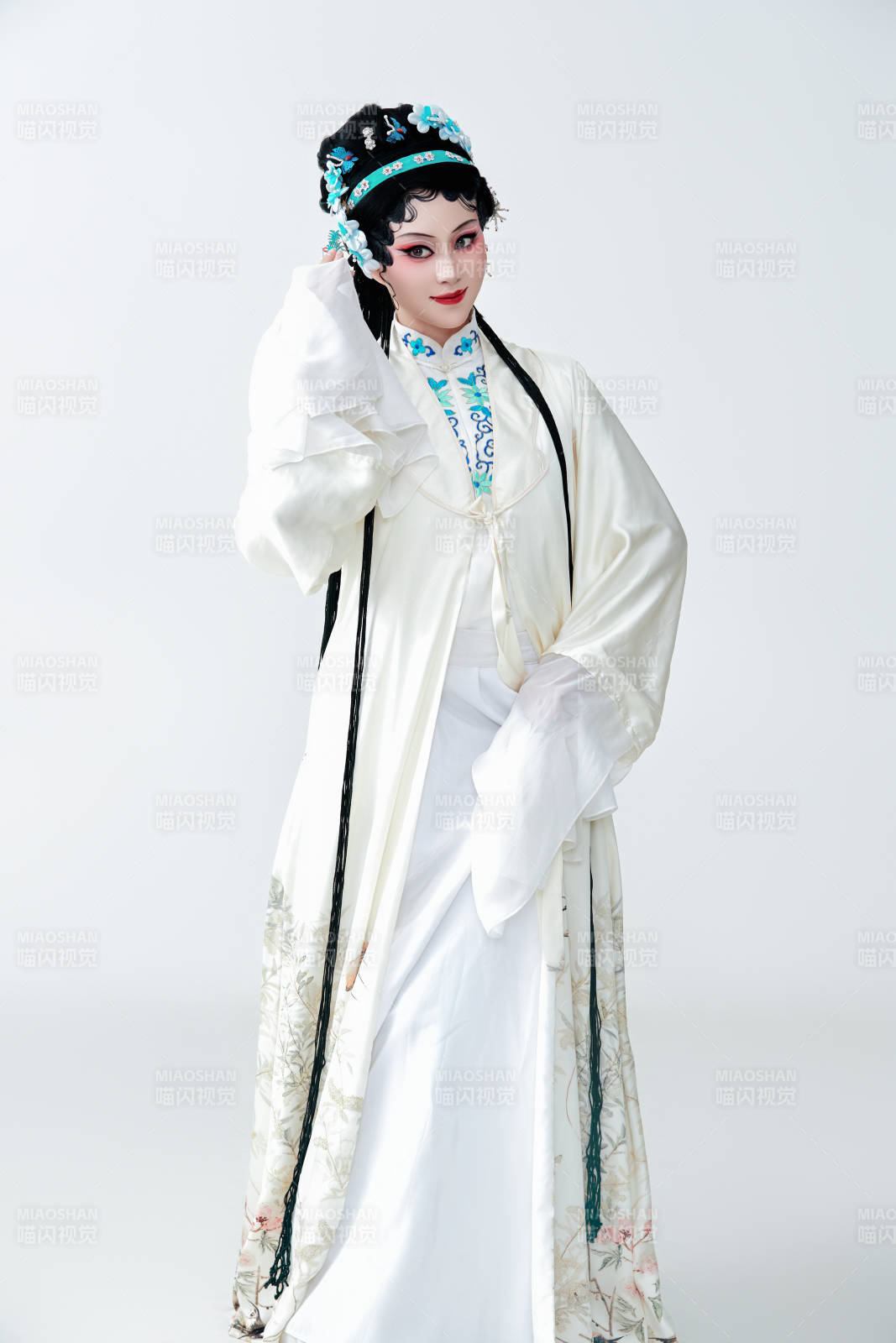 白色背景下传统戏曲越剧装扮的亚洲美女图片