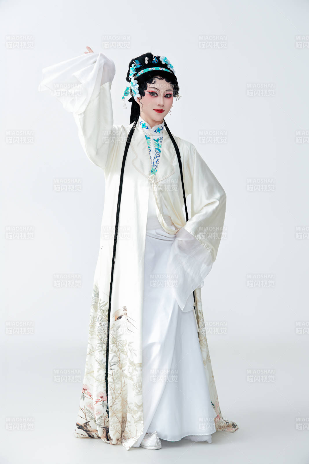 白色背景下传统戏曲越剧装扮的亚洲美女图片