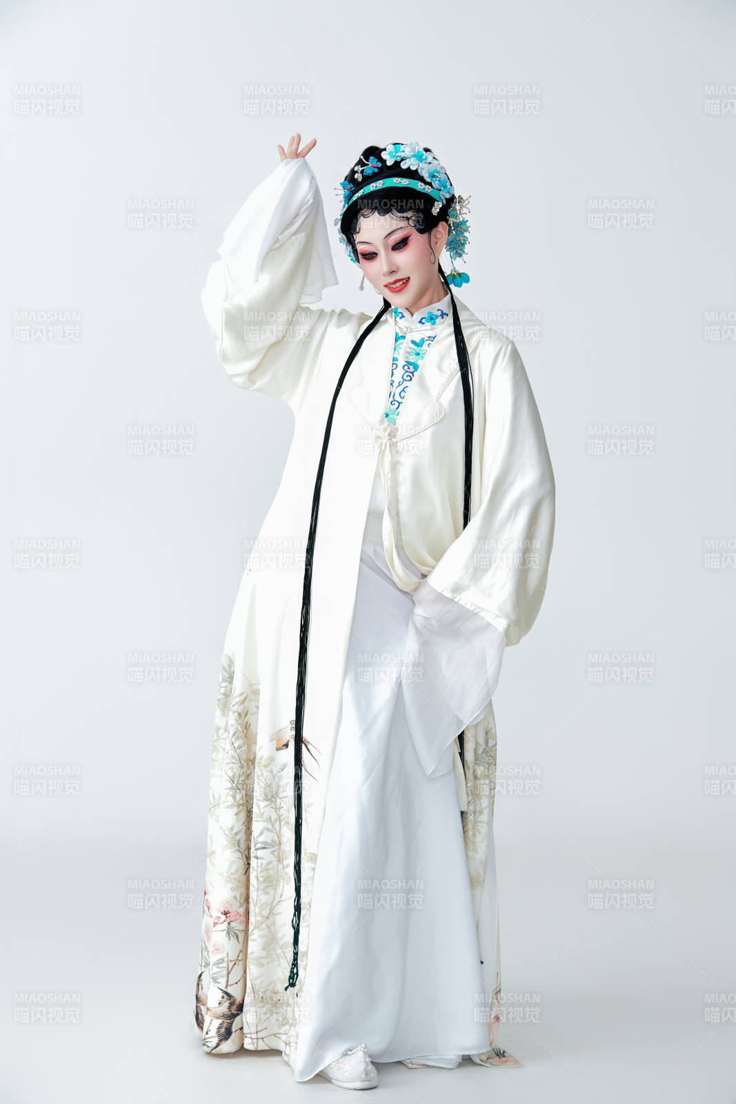 白色背景下传统戏曲越剧装扮的亚洲美女图片