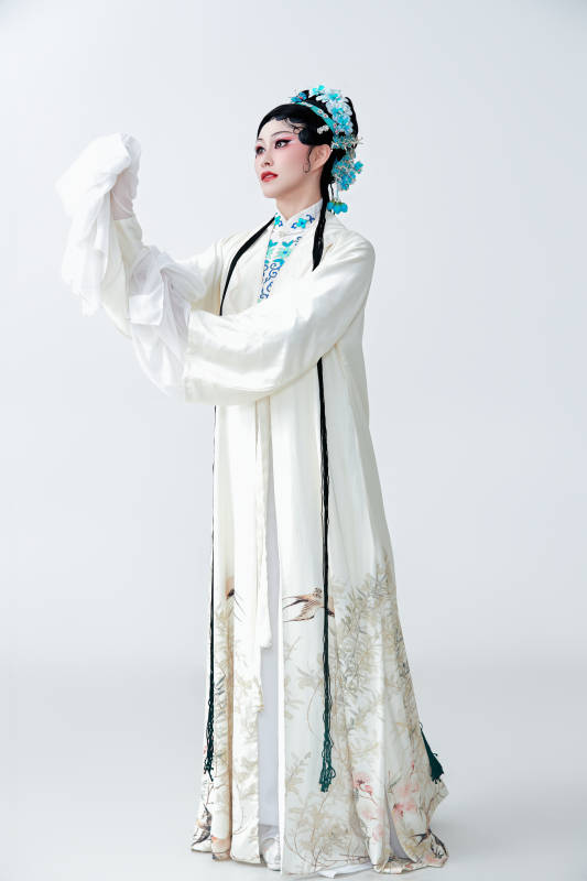 白色背景下传统戏曲越剧装扮的亚洲美女图片