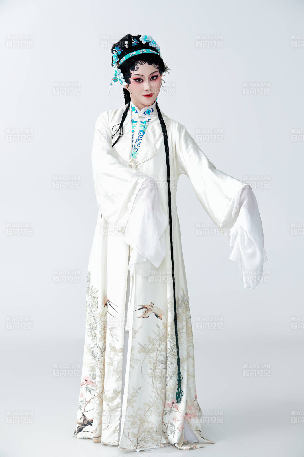 白色背景下传统戏曲越剧装扮的亚洲美女图片