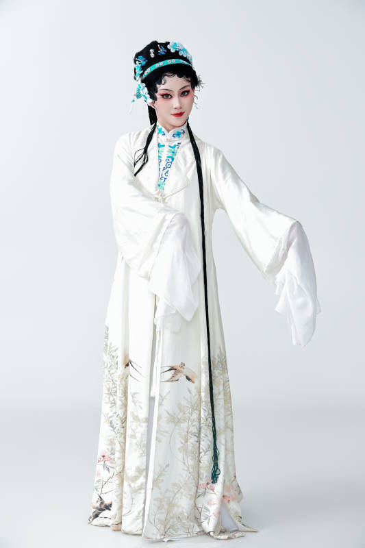 白色背景下传统戏曲越剧装扮的亚洲美女图片