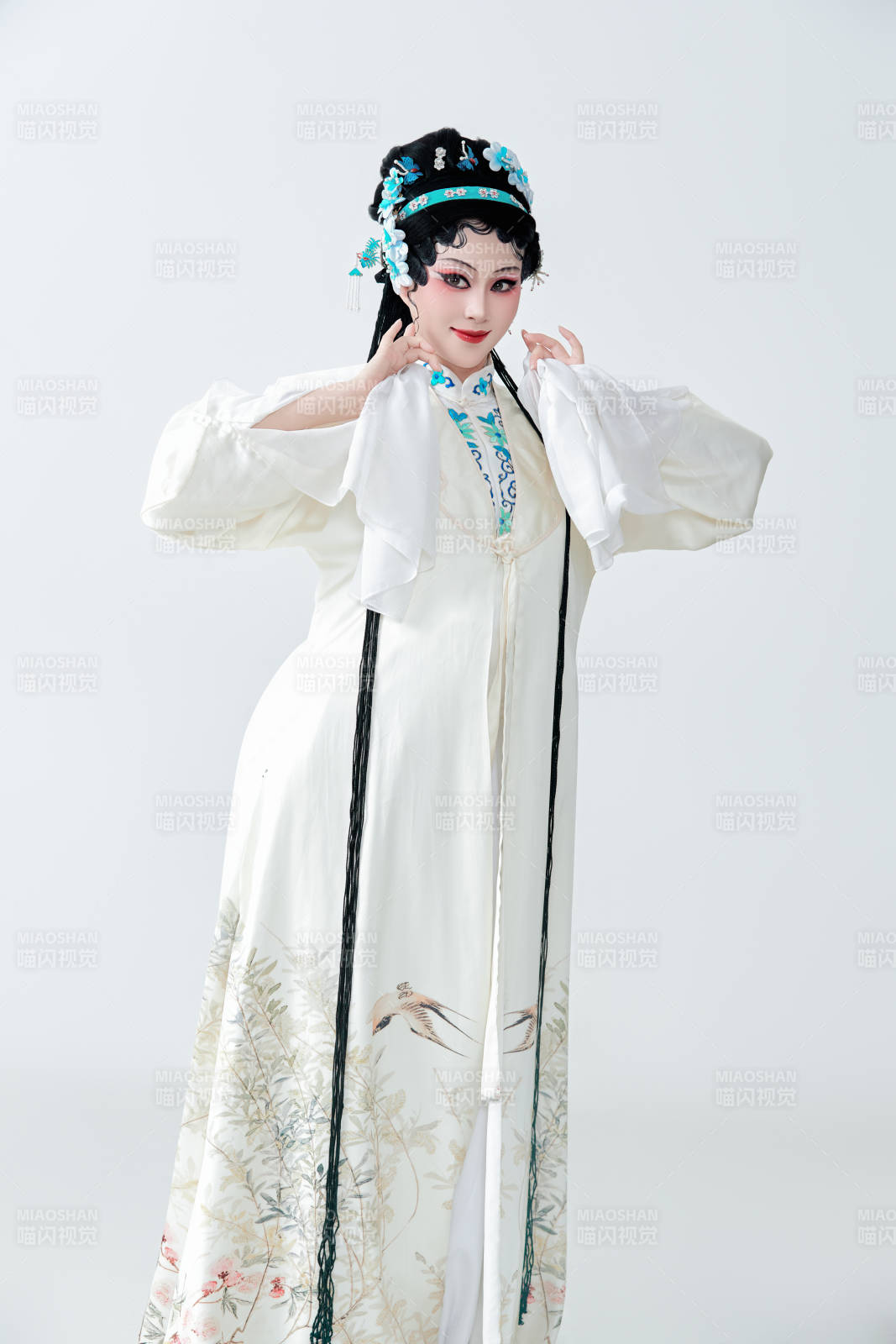 白色背景下传统戏曲越剧装扮的亚洲美女图片