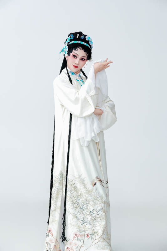 白色背景下传统戏曲越剧装扮的亚洲美女图片