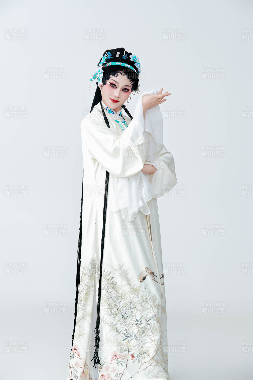 白色背景下传统戏曲越剧装扮的亚洲美女图片