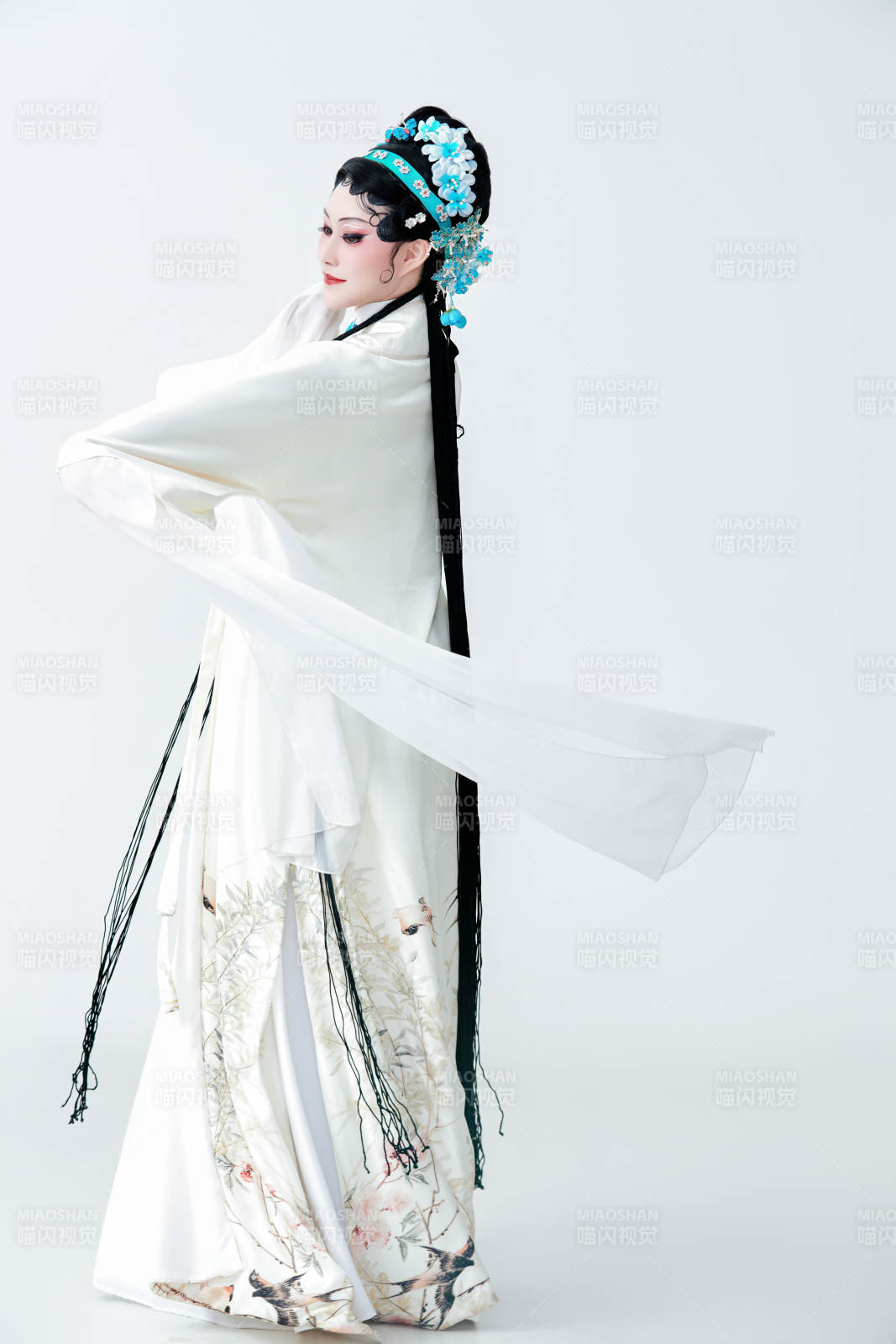 白色背景下传统戏曲越剧装扮的亚洲美女图片