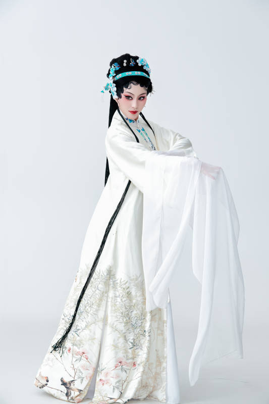 白色背景下传统戏曲越剧装扮的亚洲美女图片