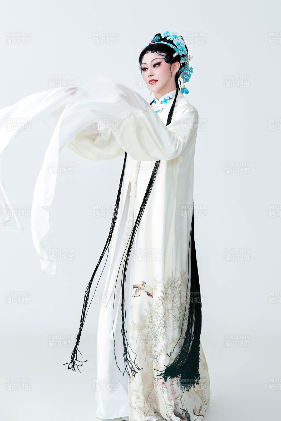 白色背景下传统戏曲越剧装扮的亚洲美女图片