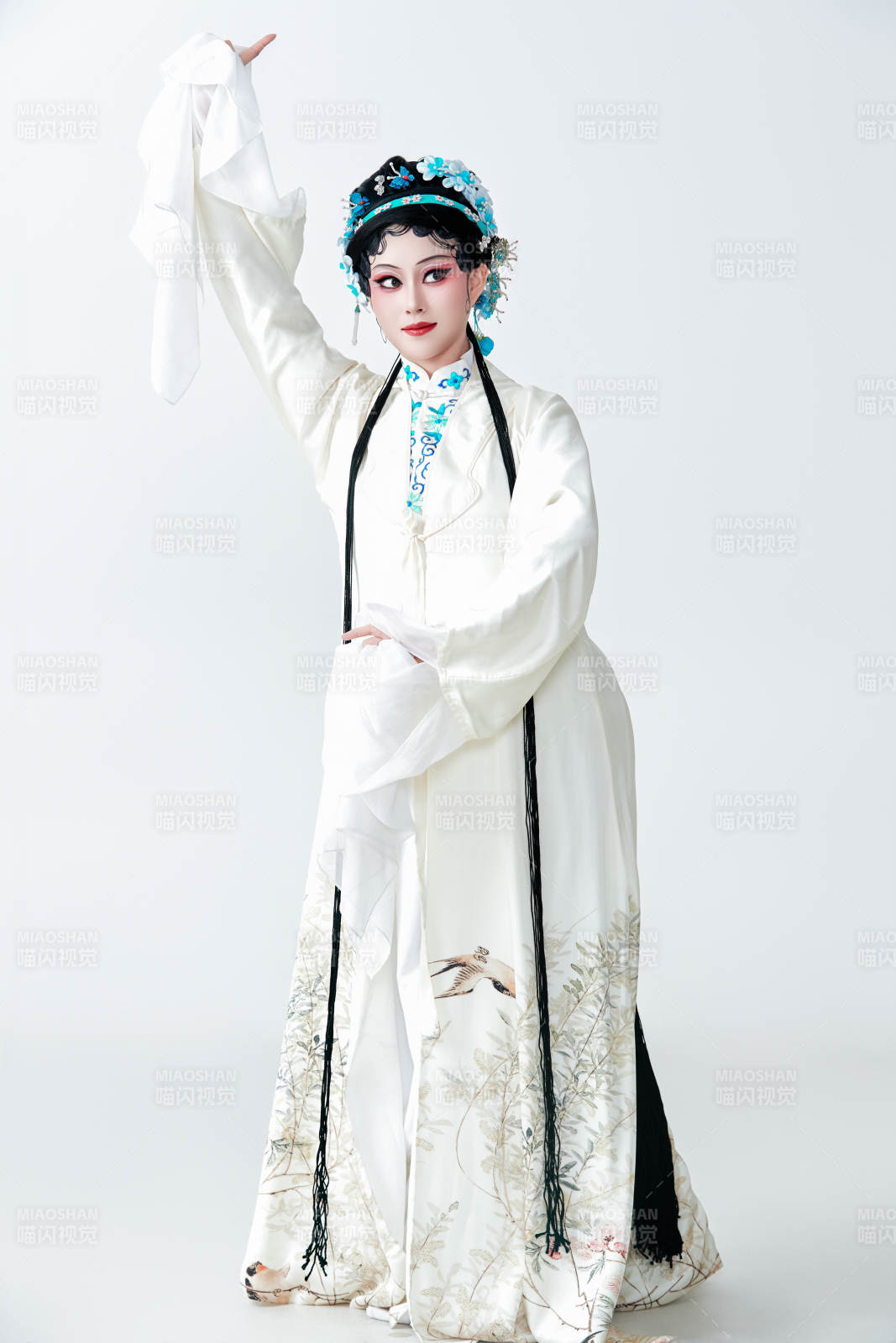 白色背景下传统戏曲越剧装扮的亚洲美女图片