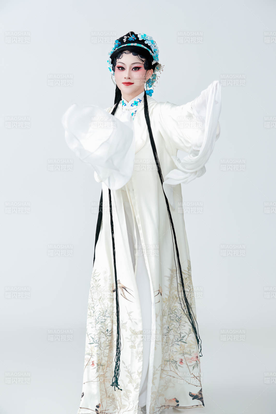 白色背景下传统戏曲越剧装扮的亚洲美女图片