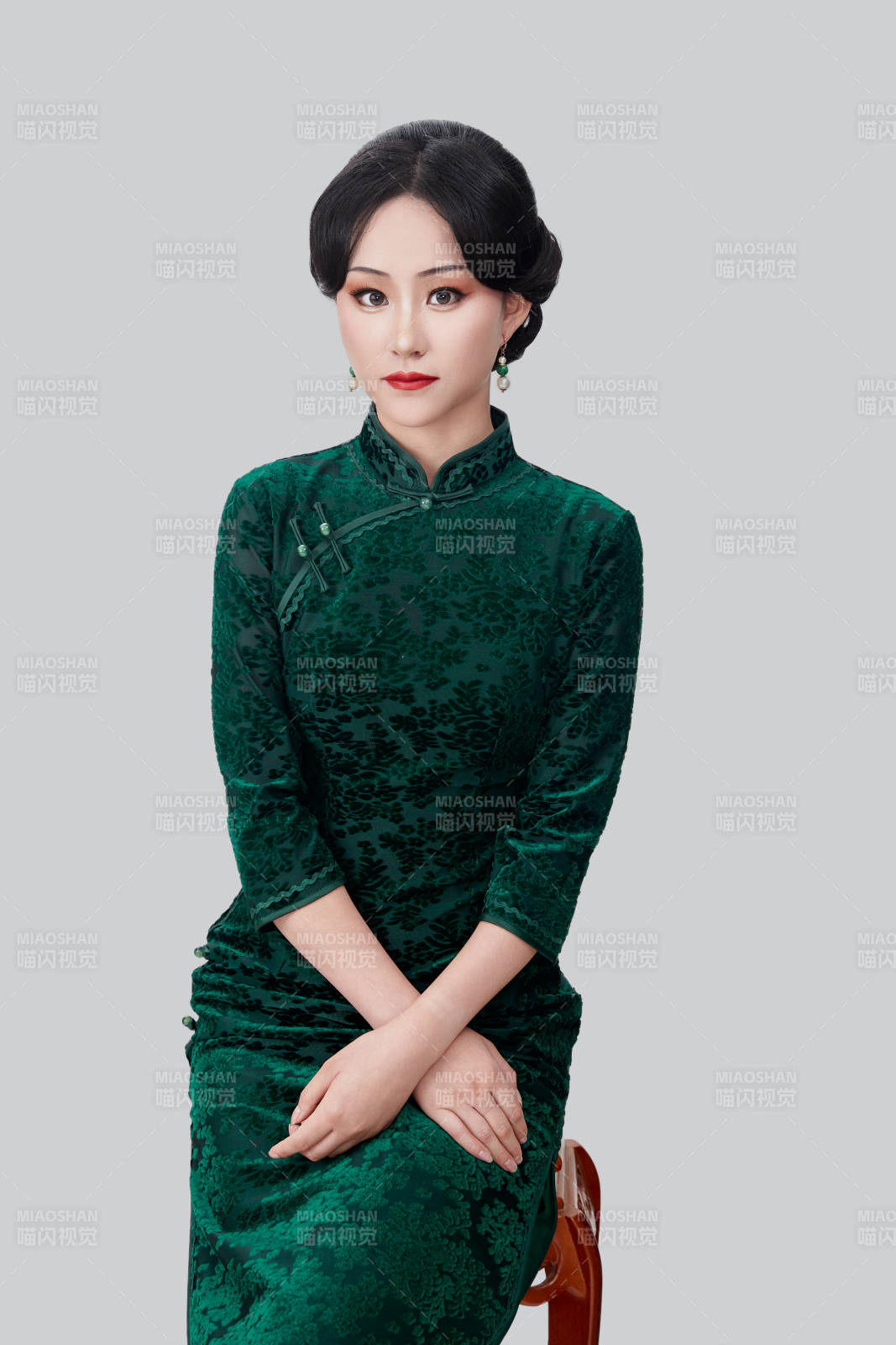 身着传统中式旗袍的亚洲美女图片