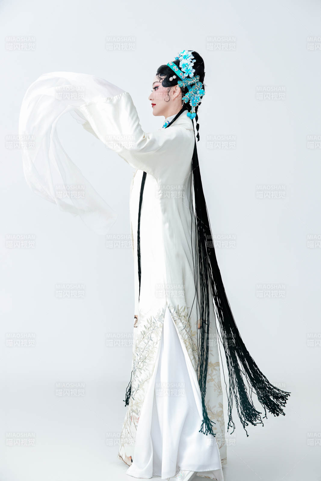 白色背景下传统戏曲越剧装扮的亚洲美女图片