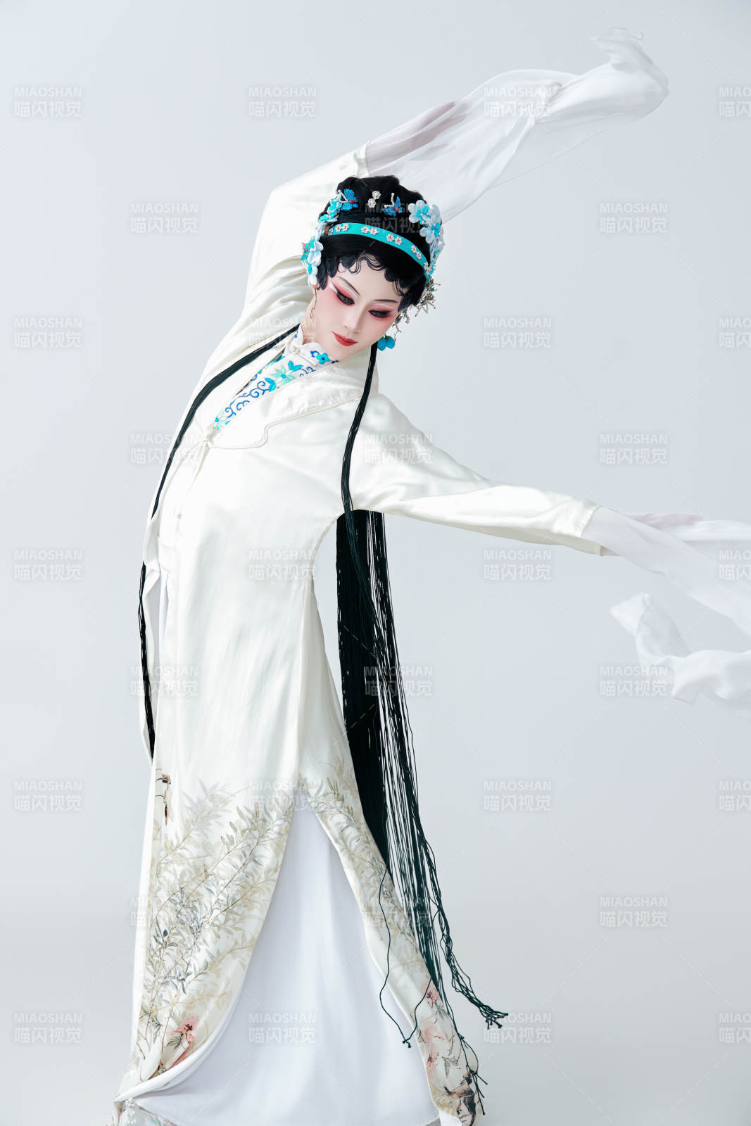 白色背景下传统戏曲越剧装扮的亚洲美女图片