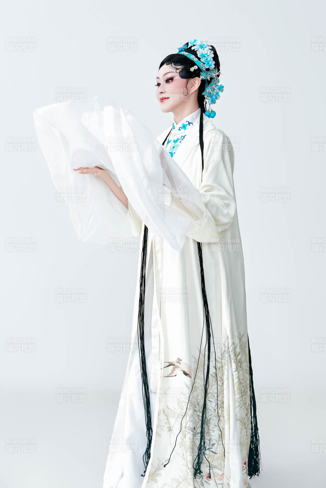 白色背景下传统戏曲越剧装扮的亚洲美女图片