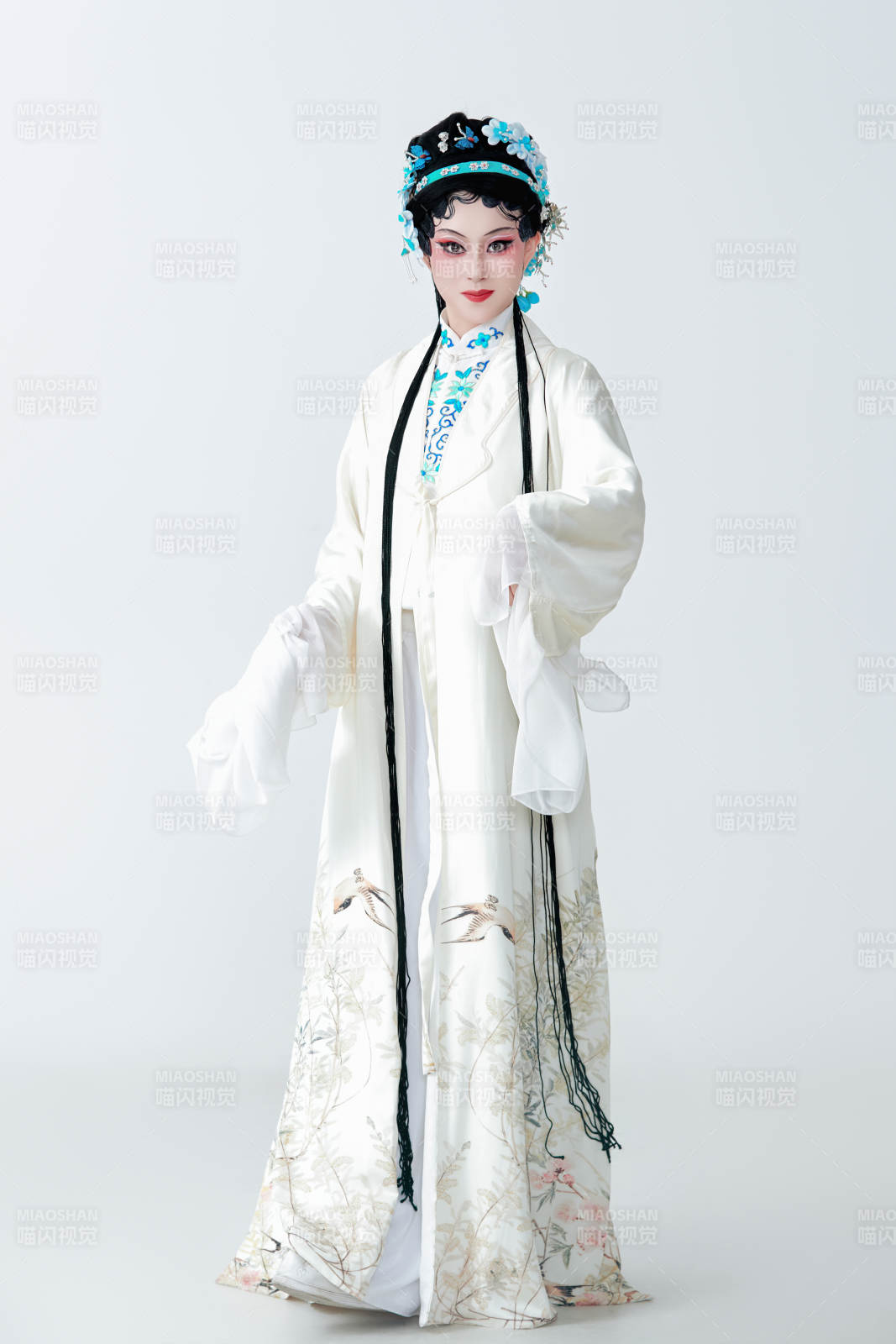 白色背景下传统戏曲越剧装扮的亚洲美女图片