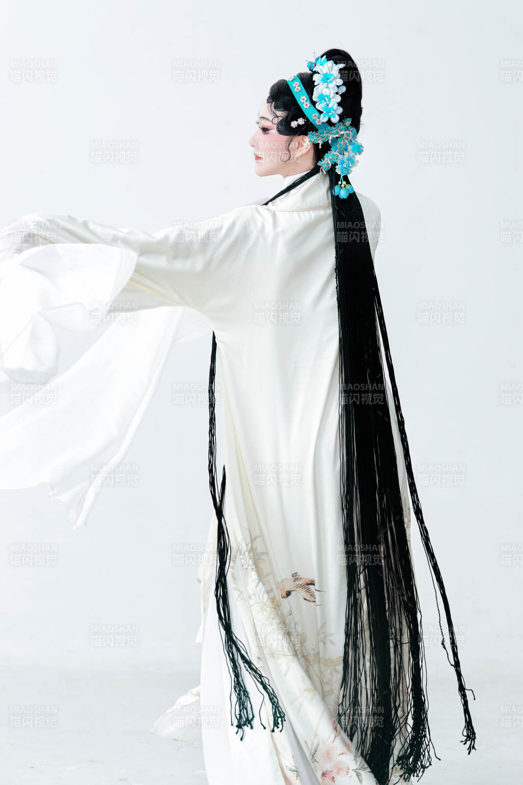 白色背景下传统戏曲越剧装扮的亚洲美女图片