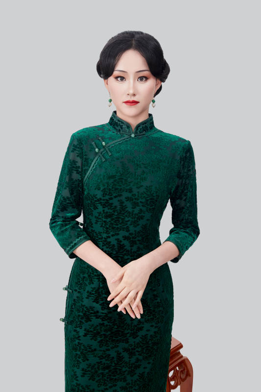 身着传统中式旗袍的亚洲美女图片