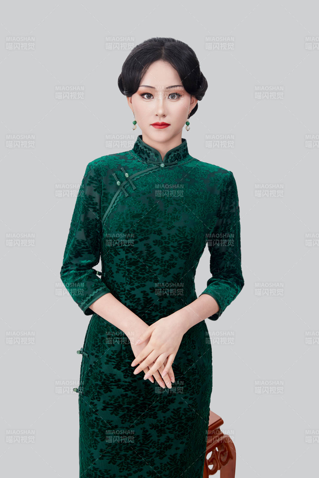 身着传统中式旗袍的亚洲美女图片