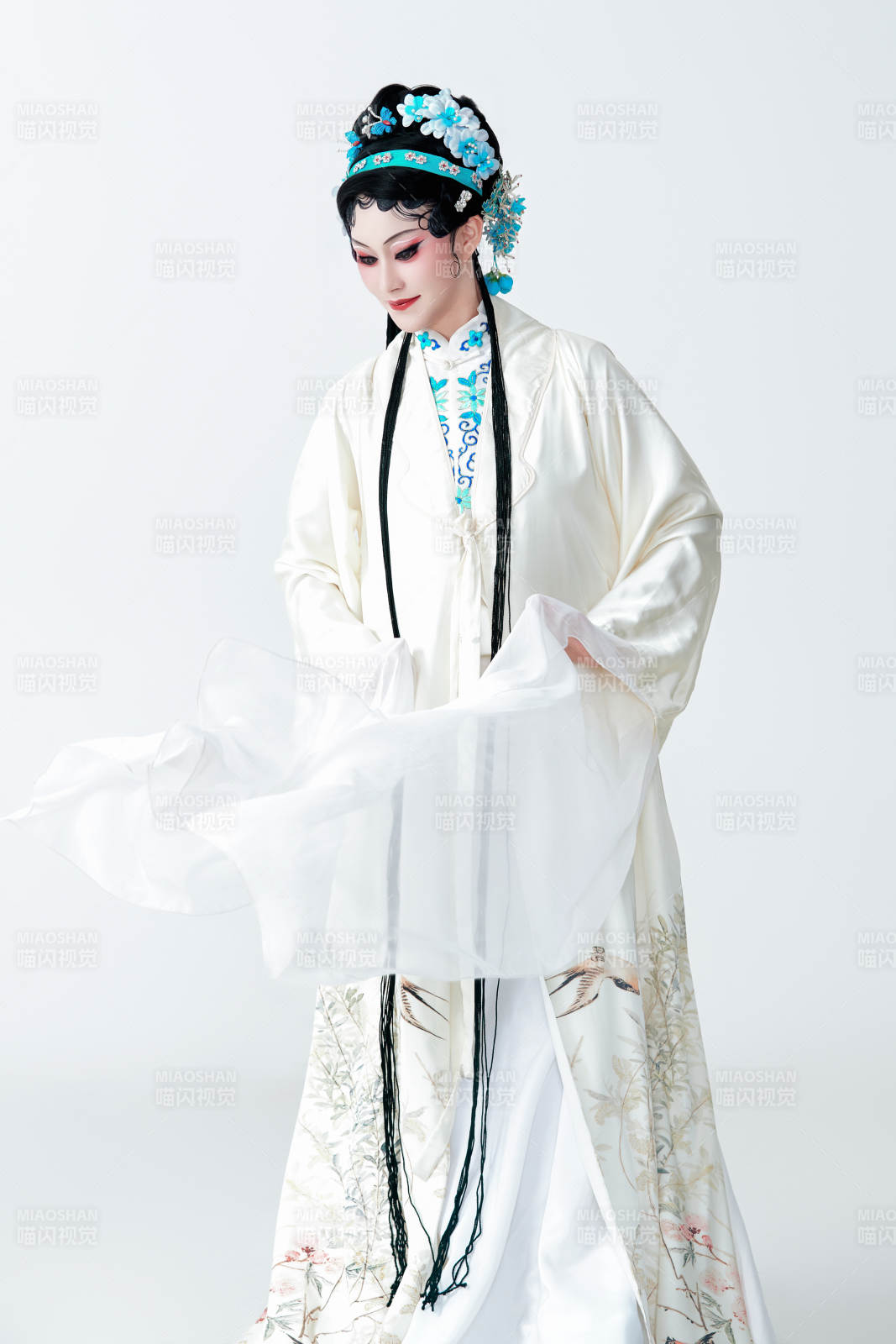 白色背景下传统戏曲越剧装扮的亚洲美女图片