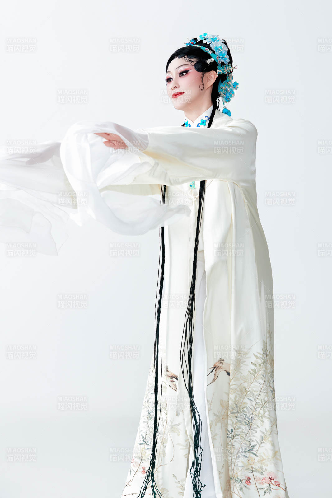 白色背景下传统戏曲越剧装扮的亚洲美女图片