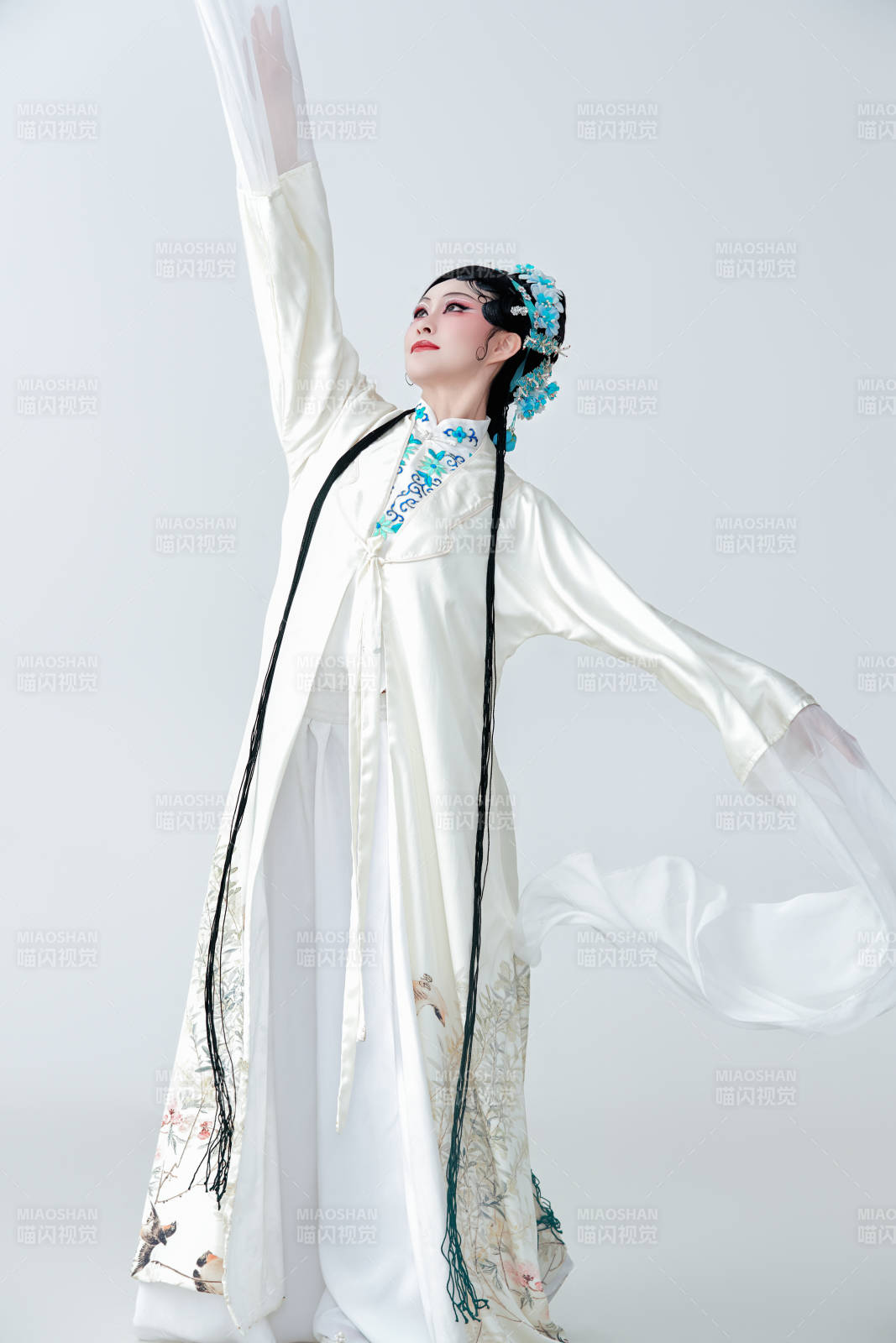 白色背景下传统戏曲越剧装扮的亚洲美女图片