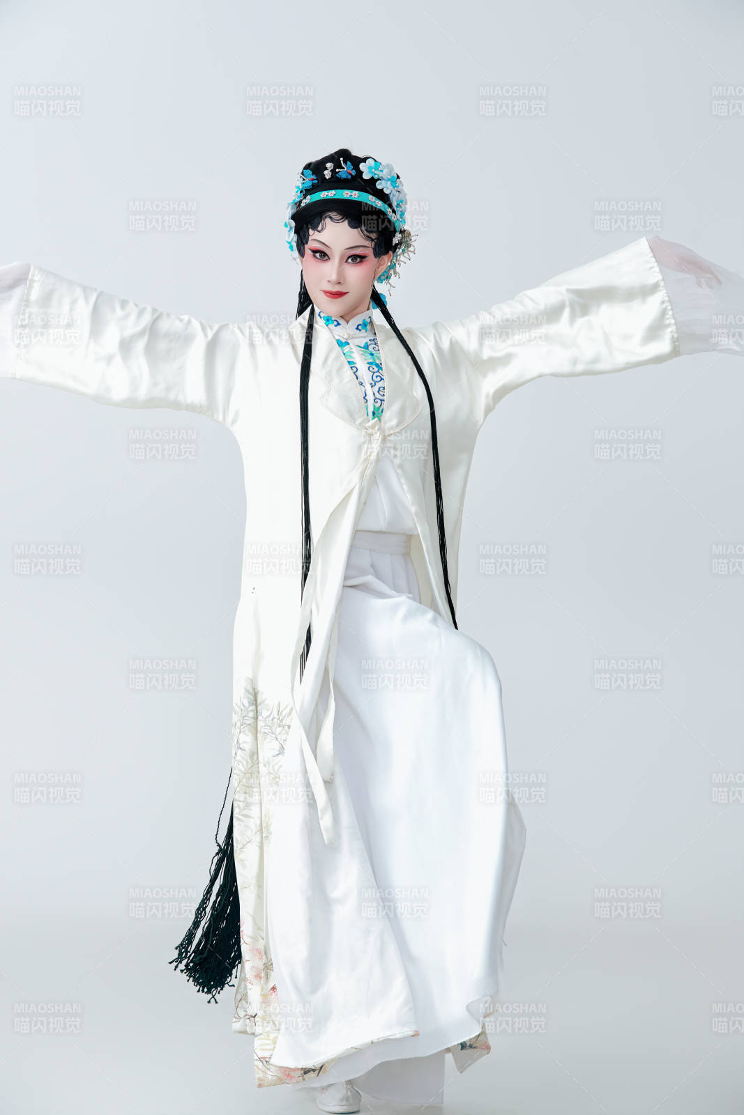 白色背景下传统戏曲越剧装扮的亚洲美女图片