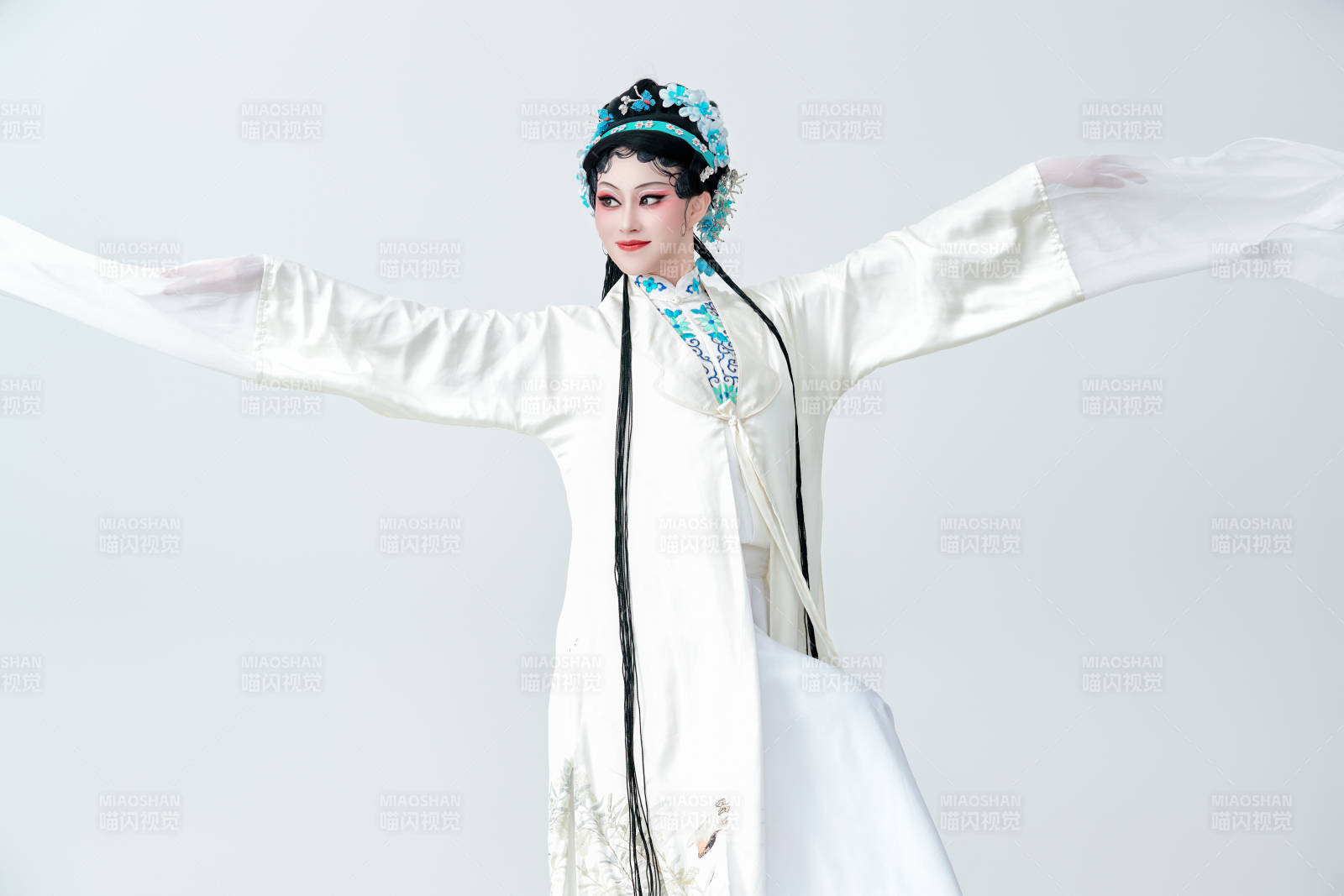 白色背景下传统戏曲越剧装扮的亚洲美女图片