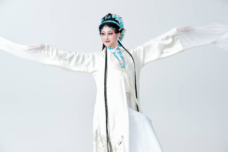 白色背景下传统戏曲越剧装扮的亚洲美女图片