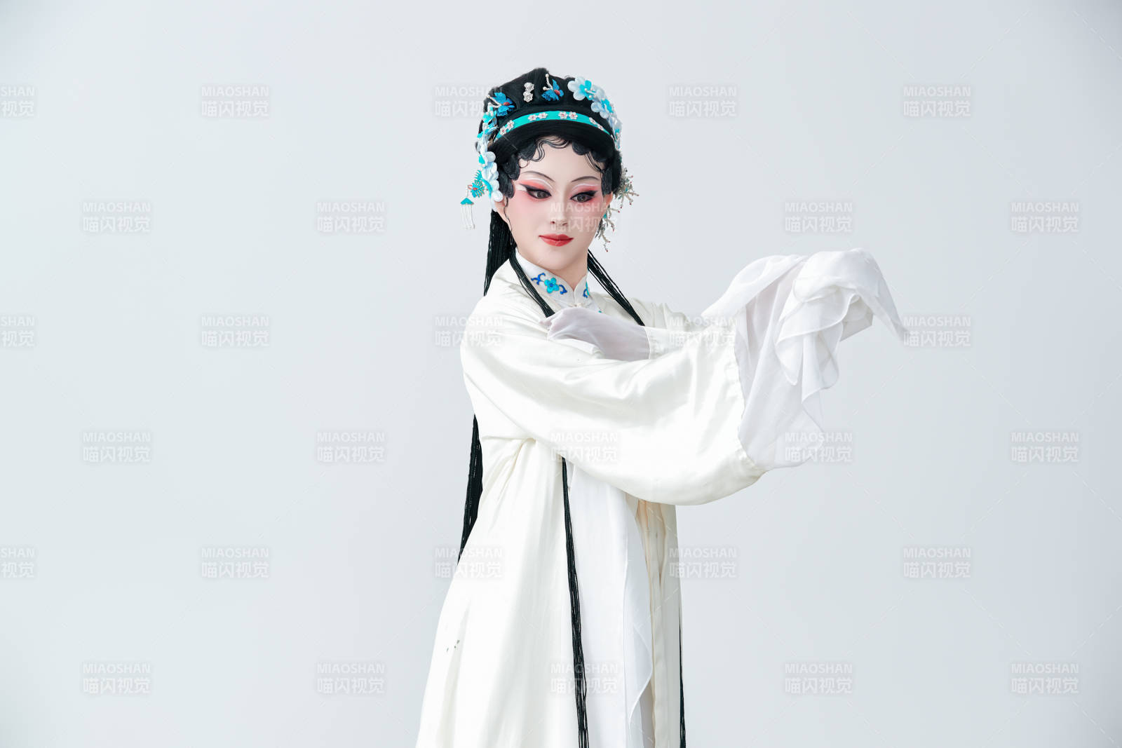 白色背景下传统戏曲越剧装扮的亚洲美女图片