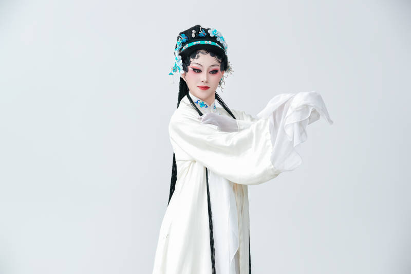 白色背景下传统戏曲越剧装扮的亚洲美女图片