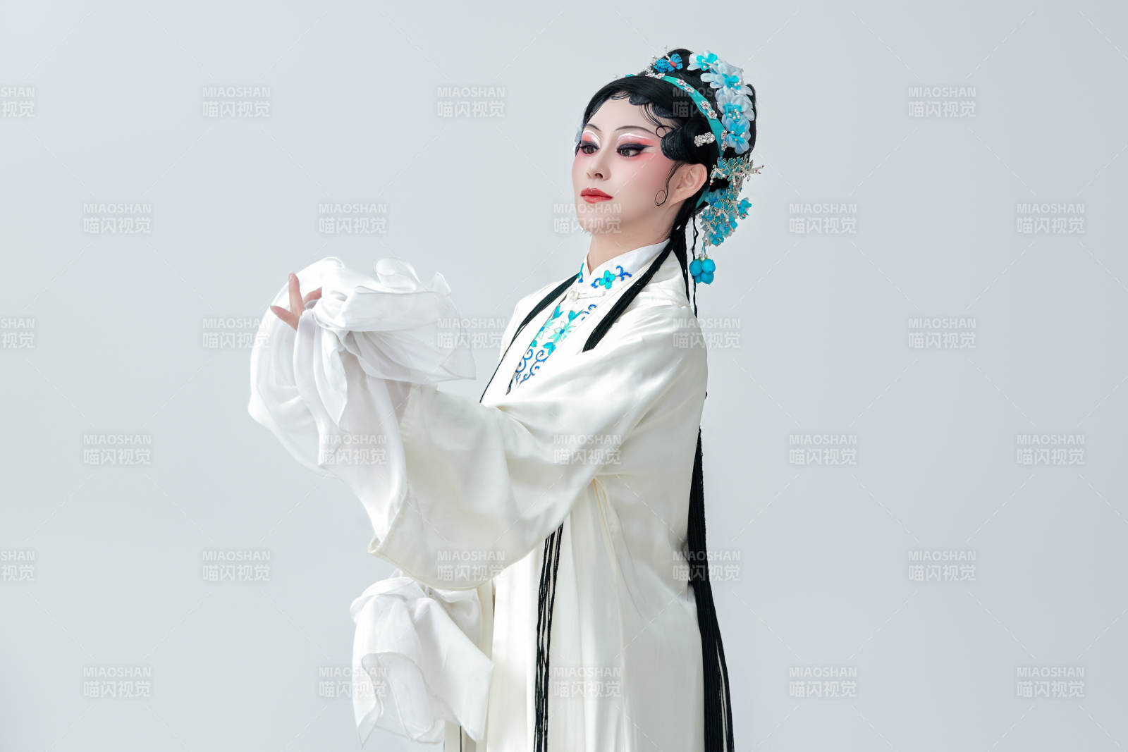 白色背景下传统戏曲越剧装扮的亚洲美女图片