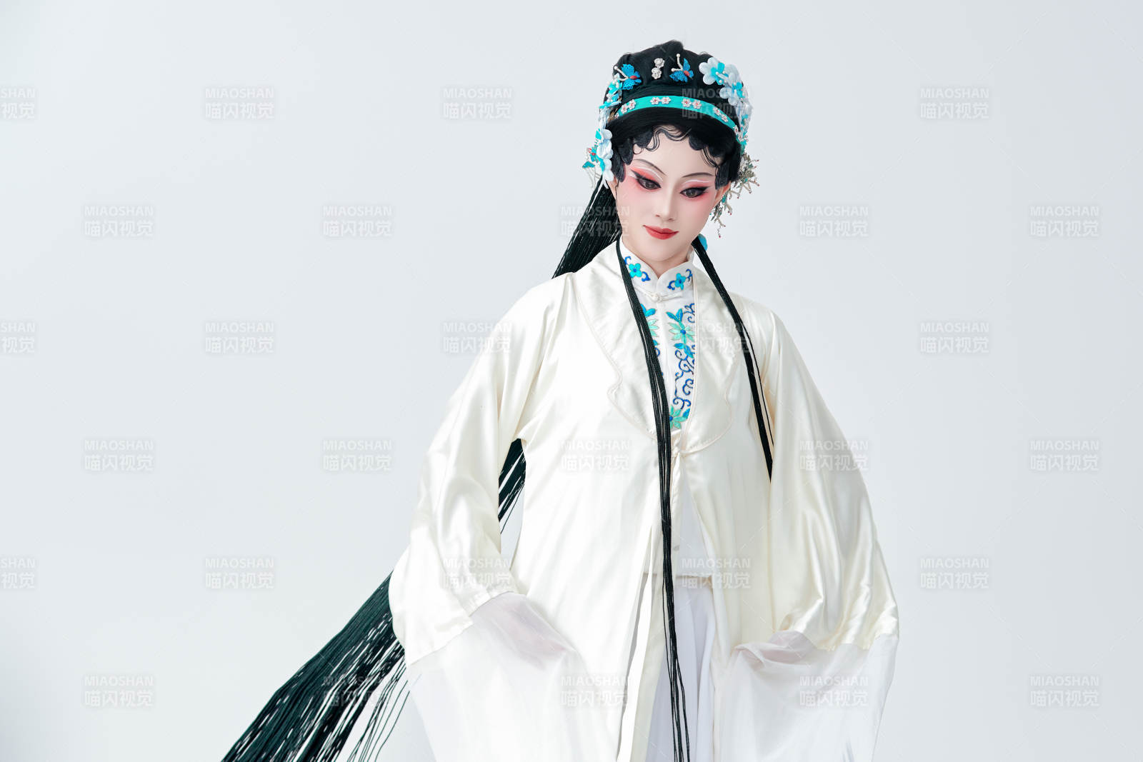 白色背景下传统戏曲越剧装扮的亚洲美女图片