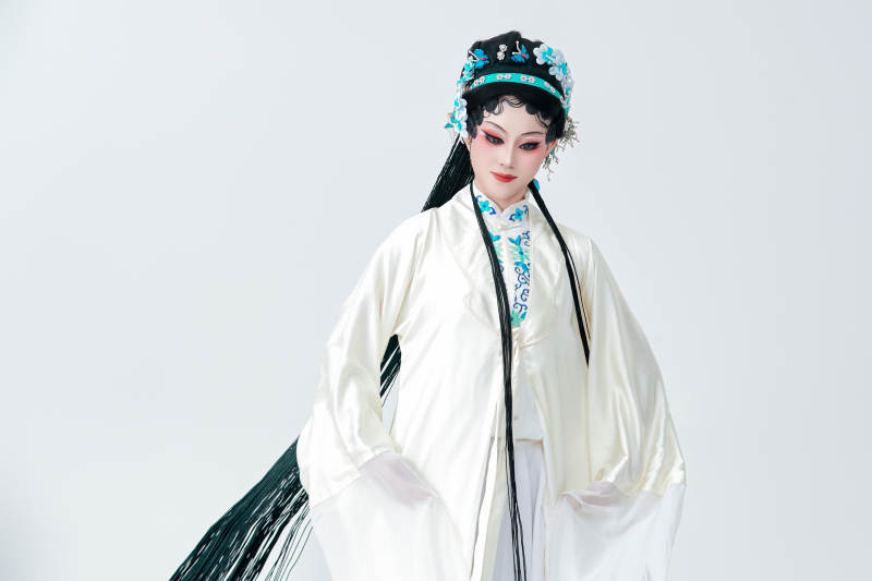 白色背景下传统戏曲越剧装扮的亚洲美女图片