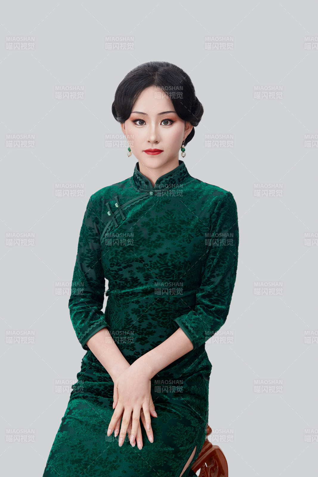 身着传统中式旗袍的亚洲美女图片