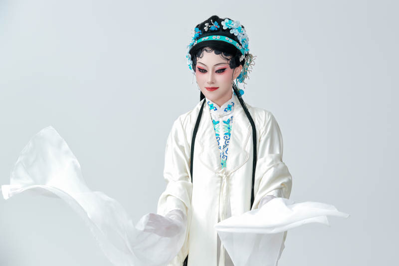 白色背景下传统戏曲越剧装扮的亚洲美女图片