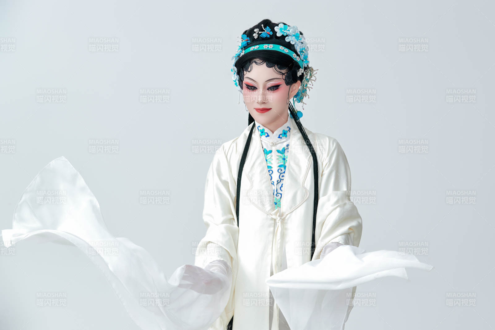 白色背景下传统戏曲越剧装扮的亚洲美女图片